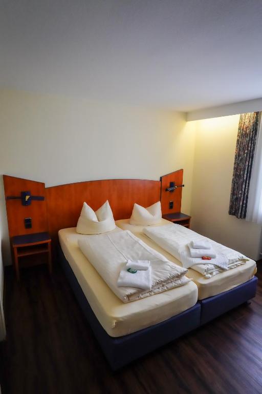 Postel nebo postele na pokoji v ubytování Hotel Stadt Daun