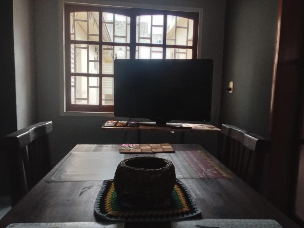 a television sitting on top of a wooden table at Casa Alojamiento Temporario Alto Alberdi in Córdoba