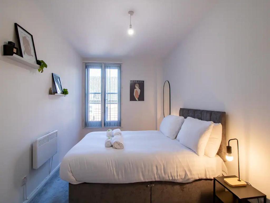 Pass the Keys Modern Minimalistic Apartment in City centre tesisinde bir odada yatak veya yataklar
