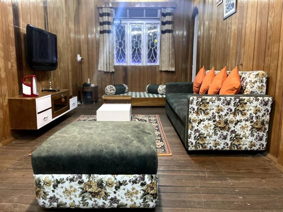 sala de estar con 2 sofás y TV en The First House - 2 BHK in Main Gangtok en Gangtok