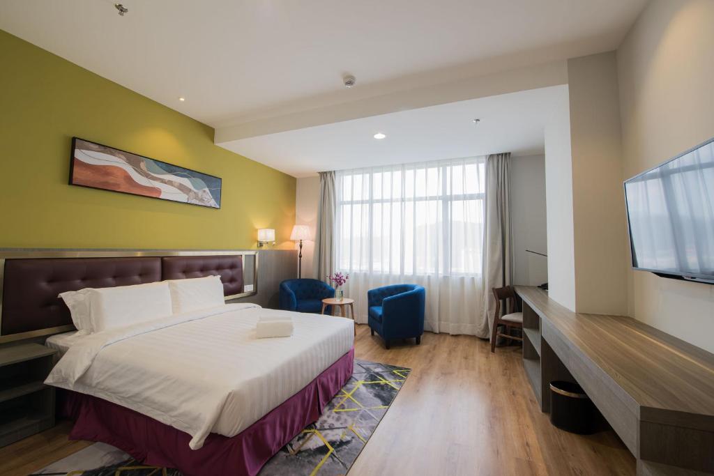 TV a/nebo společenská místnost v ubytování Grand InHotel Kota Kinabalu