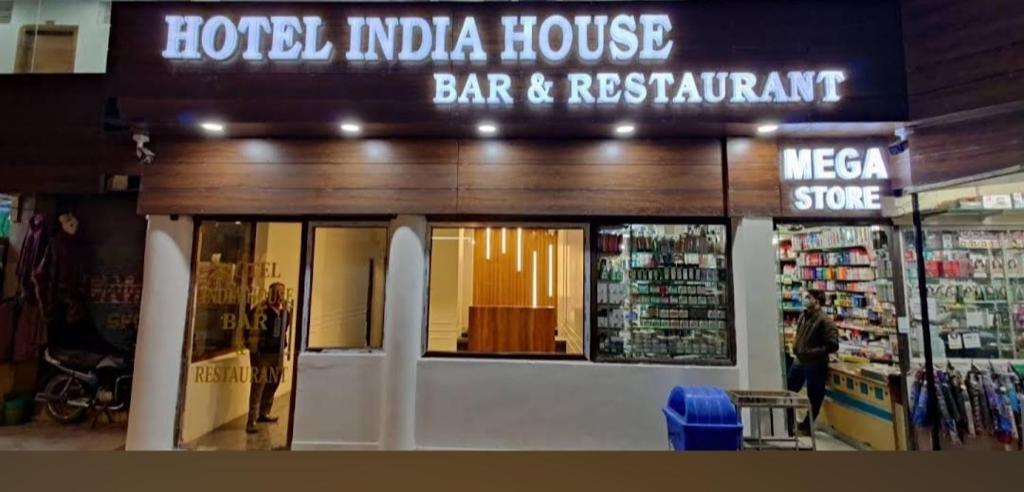 um hotel india house bar e restaurante em uma loja em HOTEL INDIA HOUSE em Dharamshala