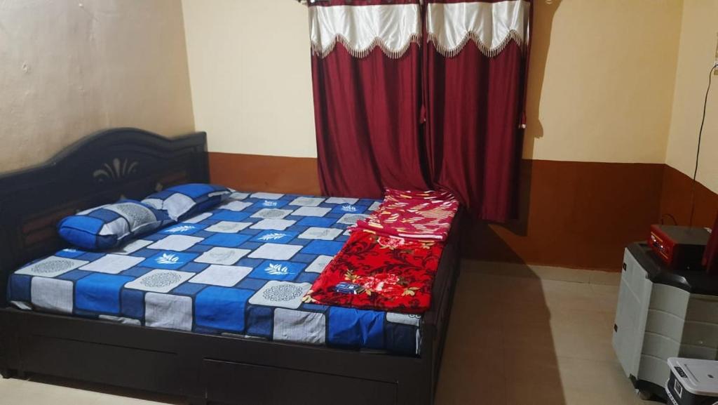 เตียงในห้องที่ Siddharth Homestay