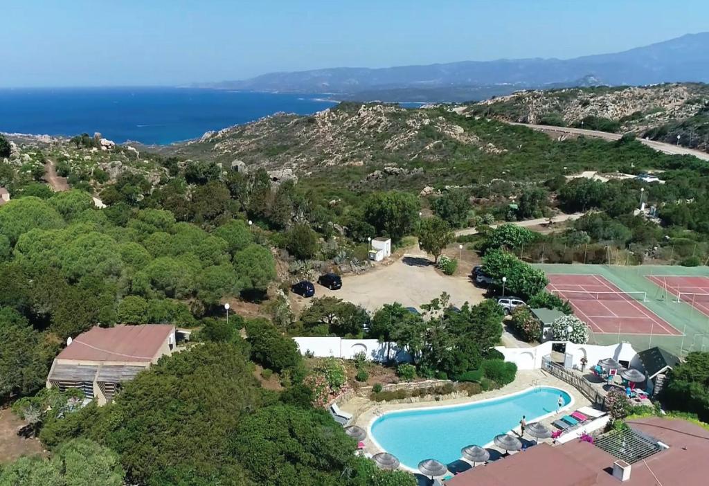 uma vista aérea de um resort com uma piscina em Domaine Bocca di Feno em Bonifacio