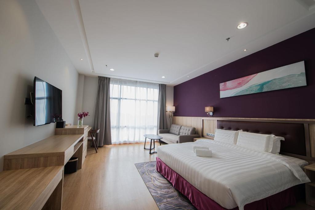 Postel nebo postele na pokoji v ubytování Grand InHotel Kota Kinabalu