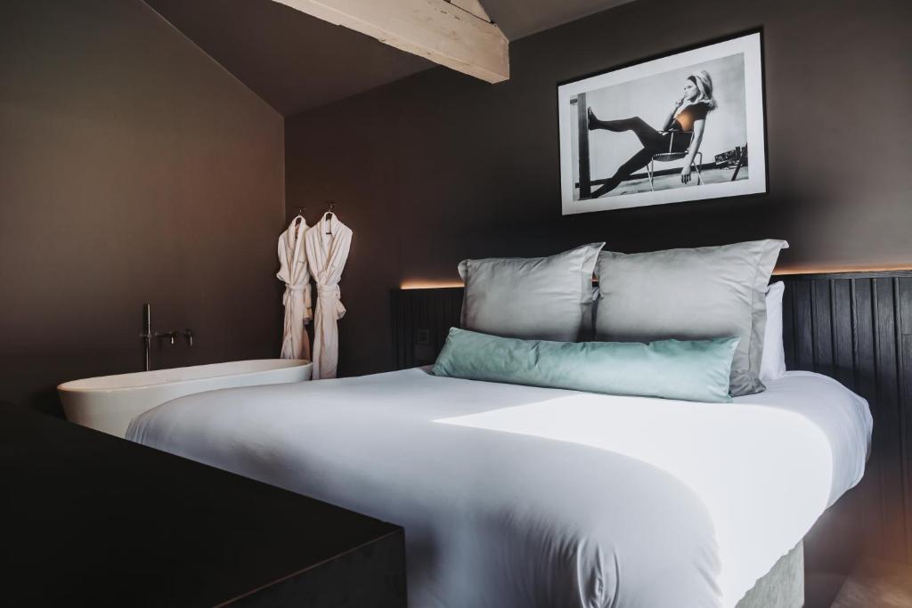 
King Suite with Walk-In Rain Shower - Non-Smoking
