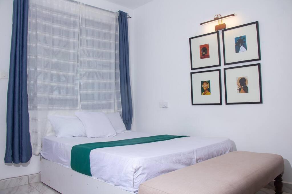 - une chambre avec 2 lits et une fenêtre dans l'établissement Mtwapa Musical Utopia apartment, à Mombasa