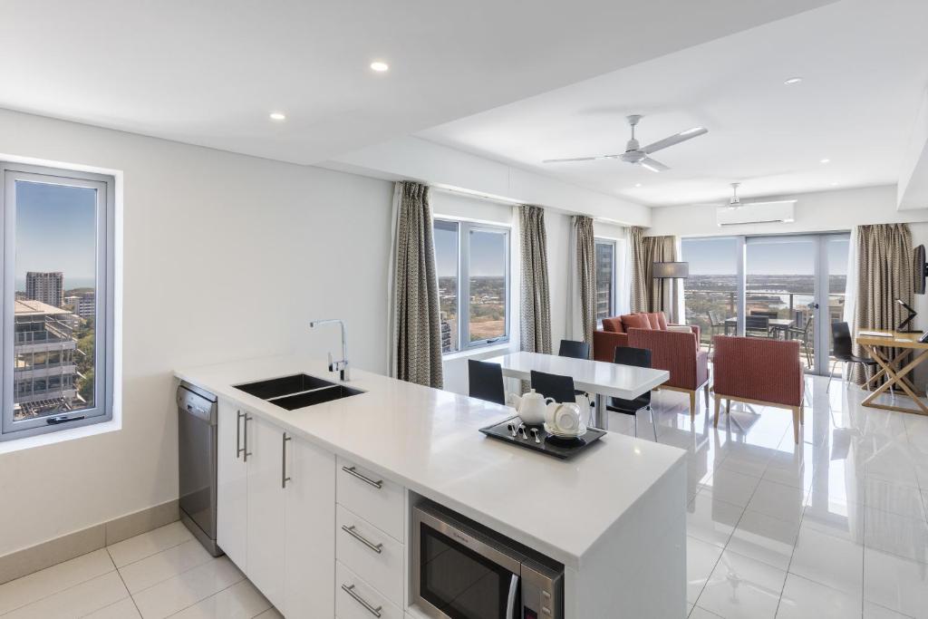 Η κουζίνα ή μικρή κουζίνα στο Oaks Darwin Elan Hotel