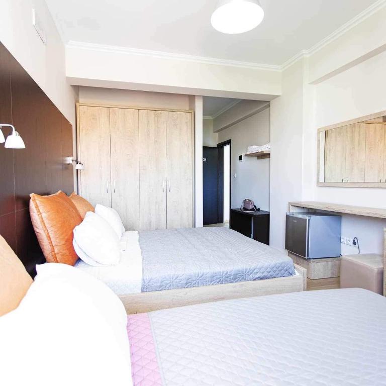 Postel nebo postele na pokoji v ubytování George Hotel Rooms&Suites