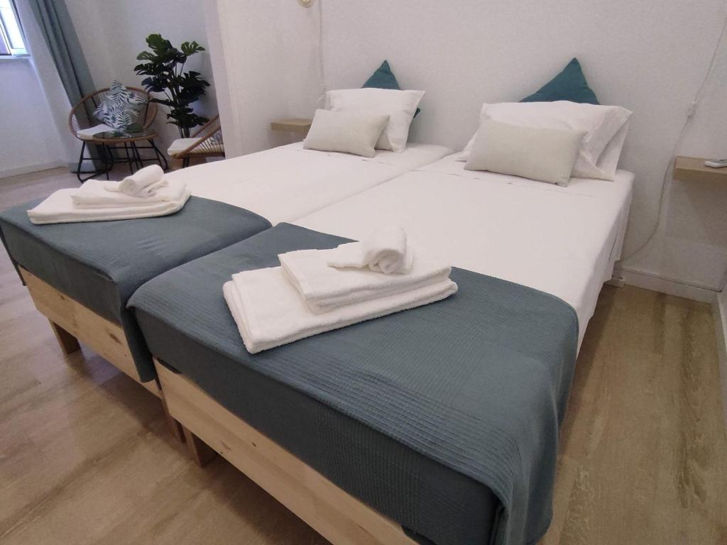 2 posti letto in camera con asciugamani di Casa da Madalena a Faro