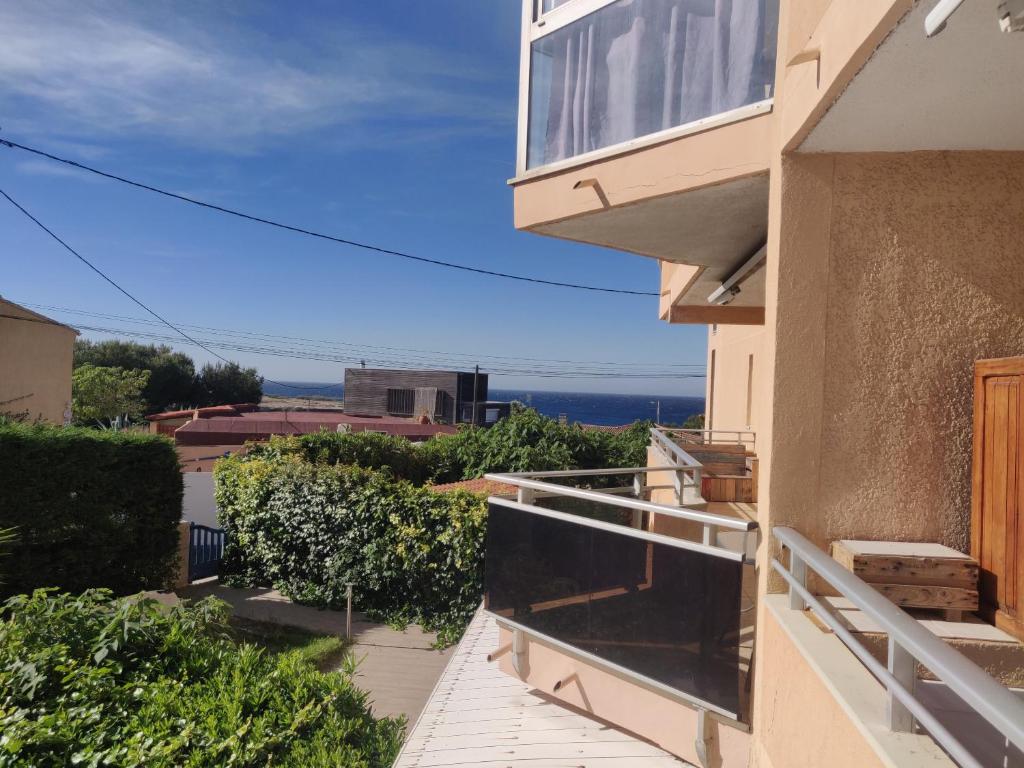 uma varanda com vista para o oceano em Studio bord de Mer, à 100m de la plage du Verdon em Martigues