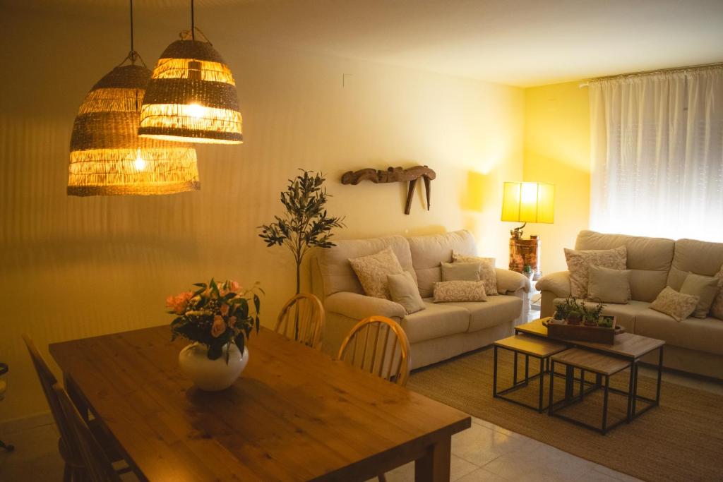een woonkamer met een bank en een tafel bij Espectacular Casa en La Garriga in La Garriga