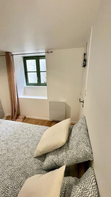 a bedroom with a bed and a window at Maison et appartement attenant pour 10 personnes avec terrasse, cour et parking in Pau
