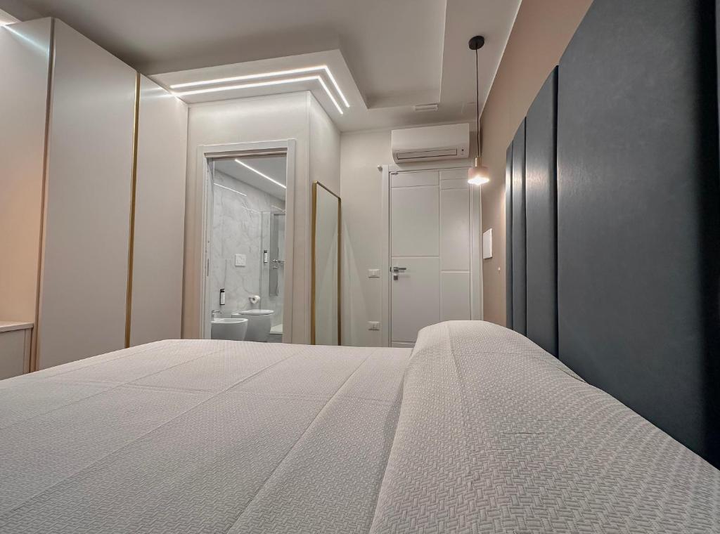 um quarto com uma cama e um banheiro em B&B Cristallo em Castrovillari