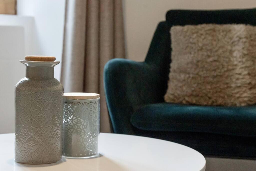 a vase sitting on a table next to a chair at Maison et appartement attenant pour 10 personnes avec terrasse, cour et parking in Pau