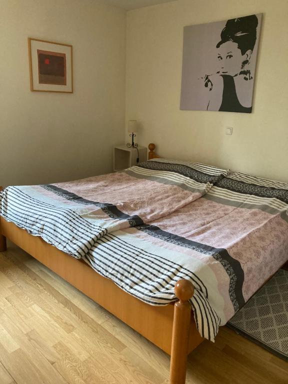 łóżko w sypialni z obrazem na ścianie w obiekcie Conny's w Akwizgranie