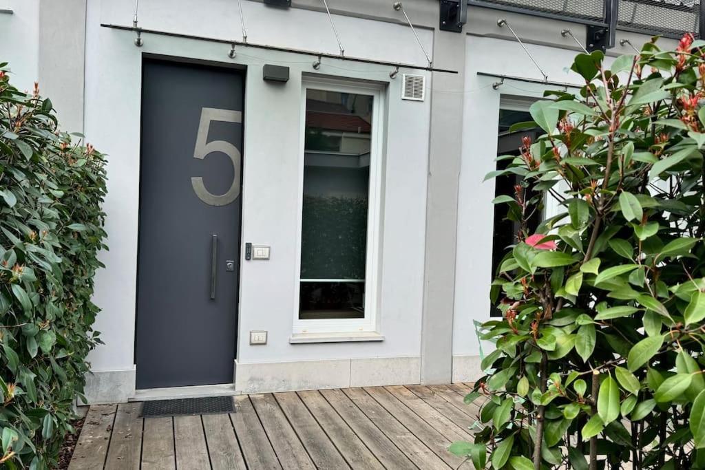 uma porta da frente de uma casa com o número seis em Resto appartamento 5 em Turim