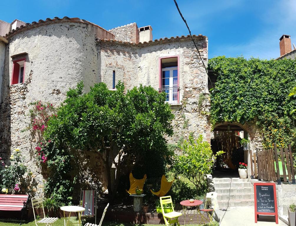 un edificio con un albero di fronte di La Tour Du Terroir a Rivesaltes