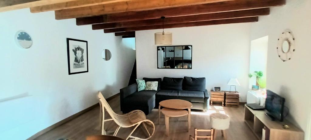 un salon avec un canapé et une table dans l'établissement Cottage Romy Siouville Hague, à Siouville