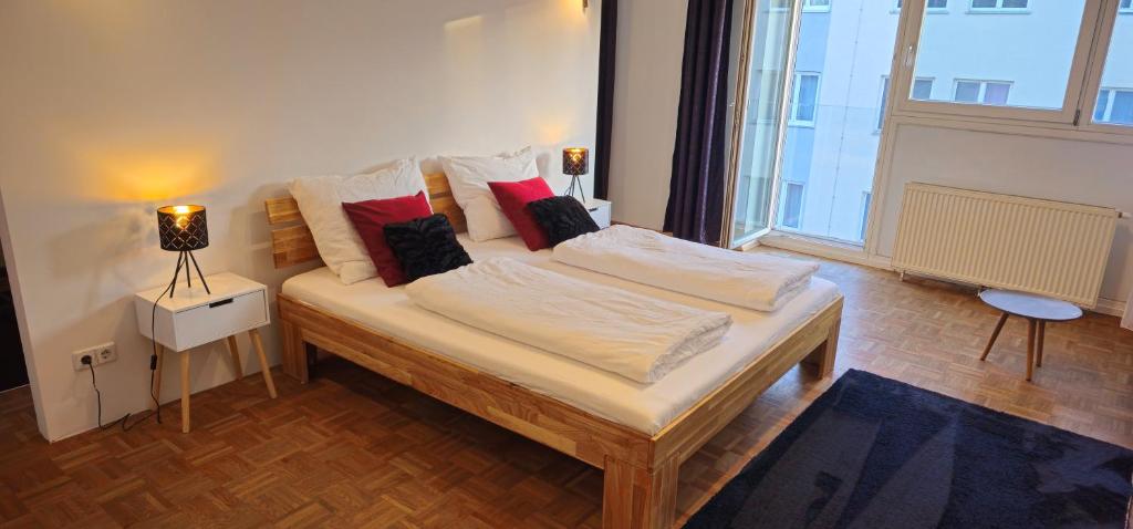 - une chambre avec un grand lit et des oreillers dans l'établissement Vienna-ROYAL-Apartment, à Vienne