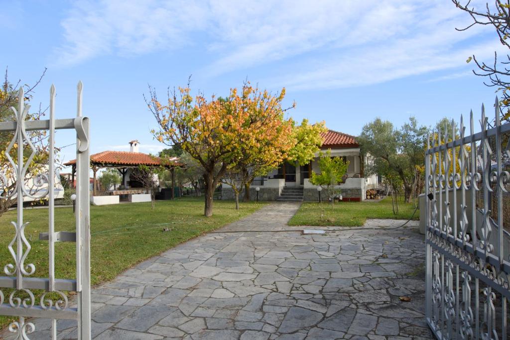 una puerta que conduce a un patio con una casa en Almira Villa on Trani Αmmouda beach, en Agios Nikolaos