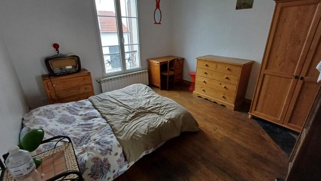 um quarto com uma cama, uma cómoda e uma televisão em Olympique Paris 2024 em Maisons-Alfort