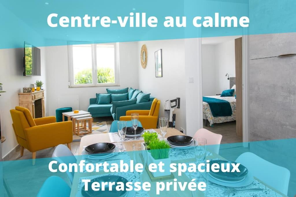 een woonkamer met geel en blauw meubilair bij Le cœur de l'eau in Vittel