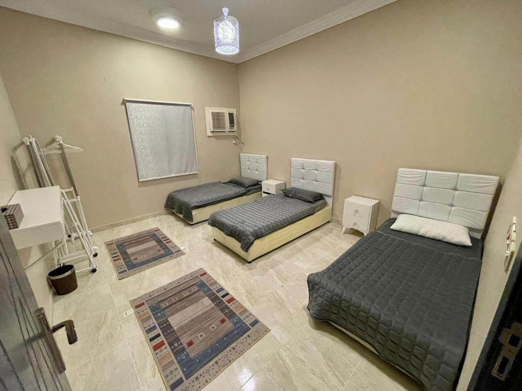 Tempat tidur dalam kamar di استراحة شادن