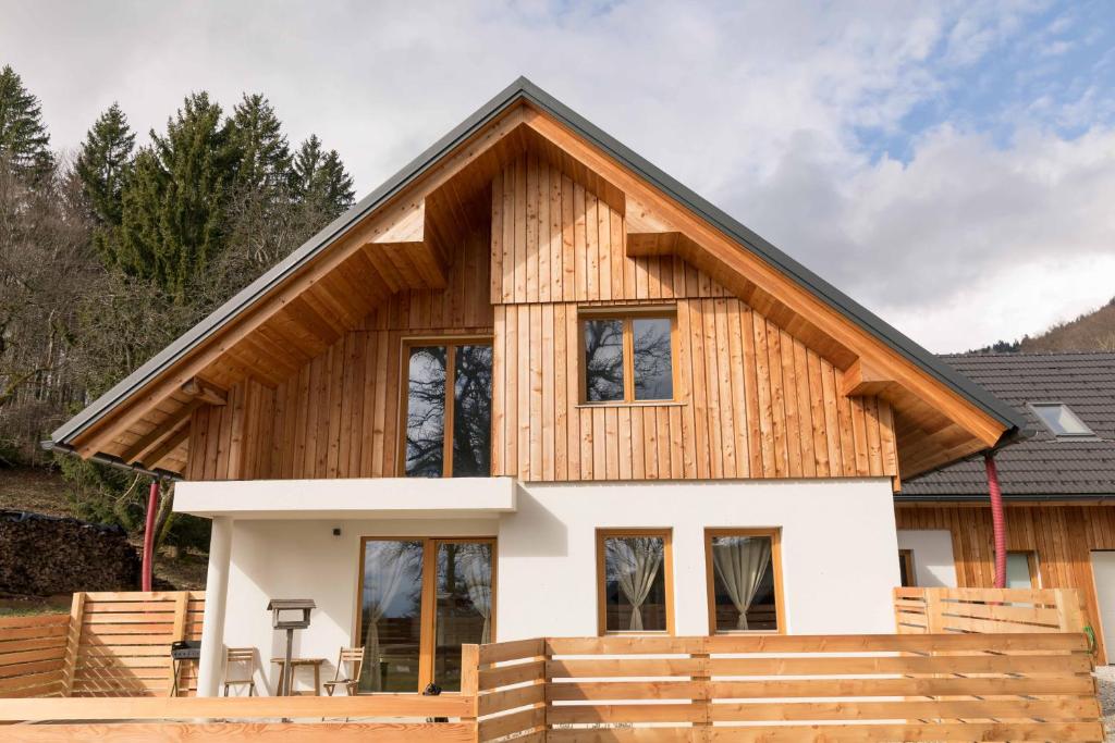 une maison en bois avec un toit en gambrel dans l'établissement LARCH HOUSE, à Cerklje na Gorenjskem