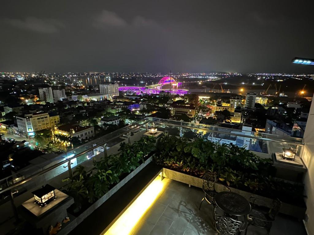 een uitzicht op de stad 's nachts vanuit een gebouw bij penthouse fully furnished in Hai Phong