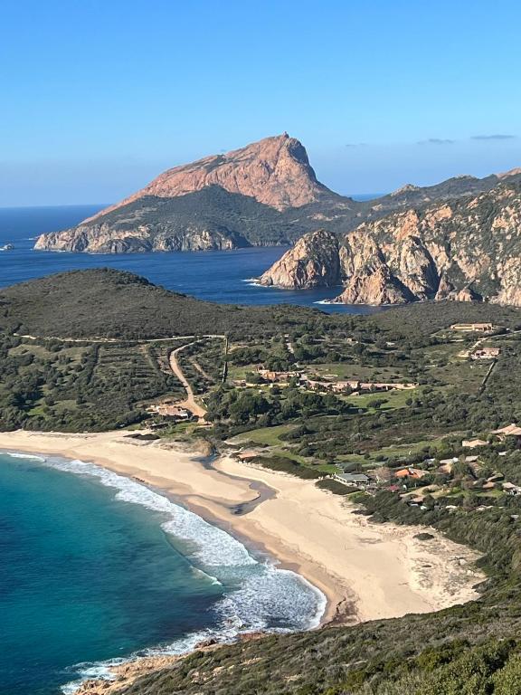 - une vue aérienne sur une plage avec des montagnes en arrière-plan dans l'établissement Appartement sous les toits, à Piana