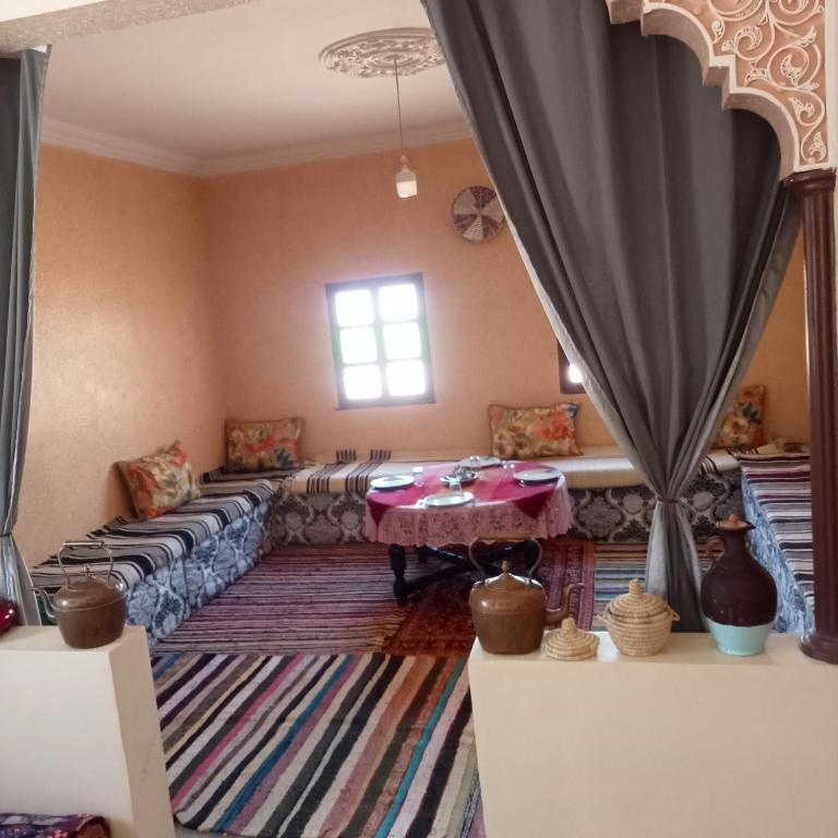 Posezení v ubytování Dar Brahim Resto Beds