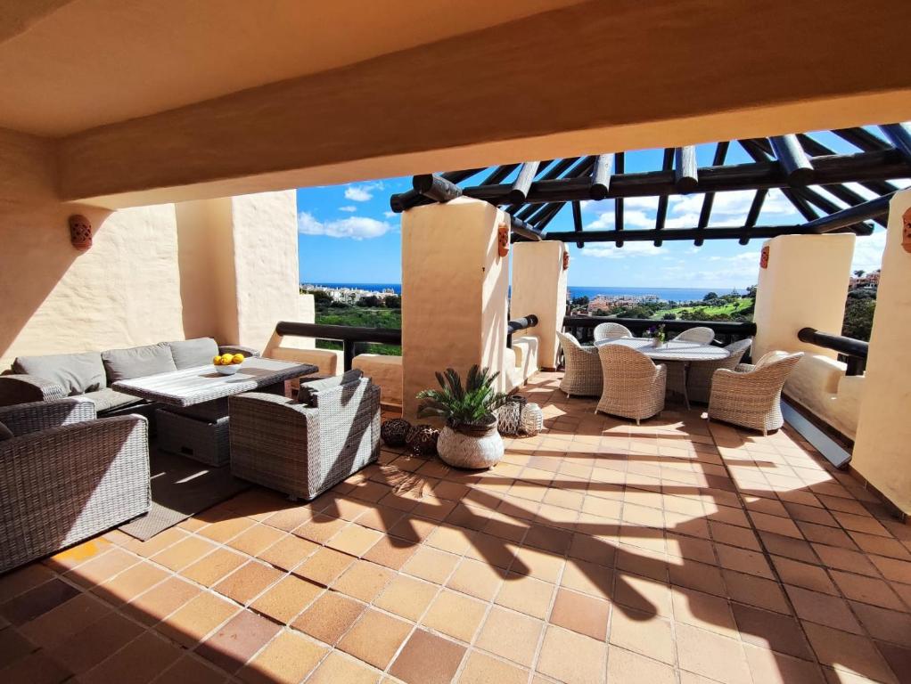 Balkón nebo terasa v ubytování 15 First line Penthouse with wonderful seaview near Duquesa Golf Manilva Andalucia