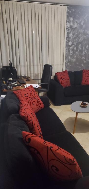 sala de estar con 2 sofás y sofá en Casa al mare Durazzo- Albania, en Durrës