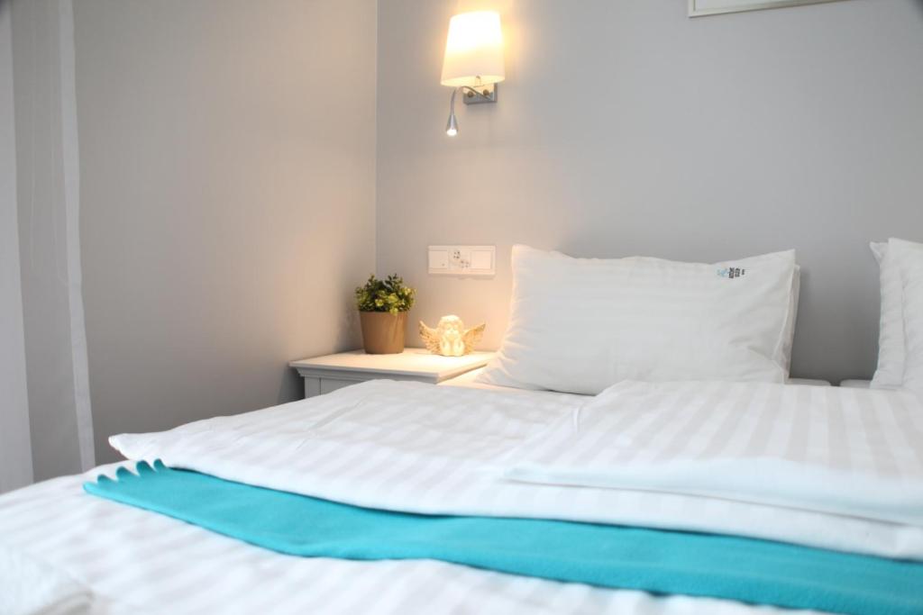 Postel nebo postele na pokoji v ubytování HOTEL Amber Suite & SPA - Enklawa dla Dorosłych