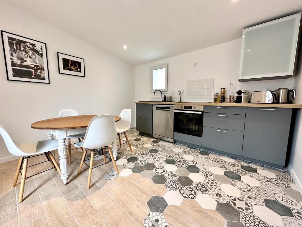 Cuisine ou kitchenette dans l'établissement Maison de Ville Rénovée avec Charme