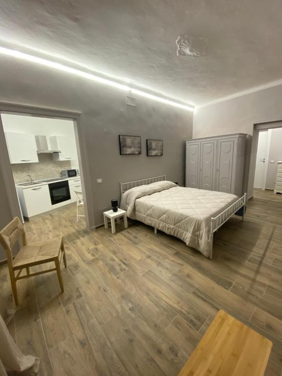 a large bedroom with a bed and a table at La casa nel vicolo Camera 2 in Casale Monferrato