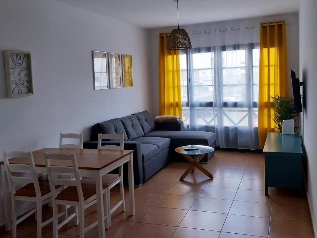 - un salon avec un canapé bleu et une table dans l'établissement Apartamento Stefi, à Arrecife