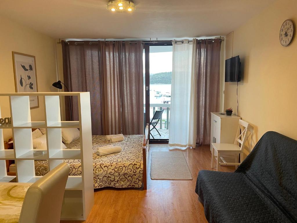 TV a/nebo společenská místnost v ubytování APARTMENTS Ana by the SEA