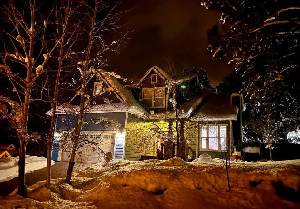 dom jest pokryty śniegiem w nocy w obiekcie Weekly Discount - Cozy Elegant Flagstaff House w mieście Flagstaff