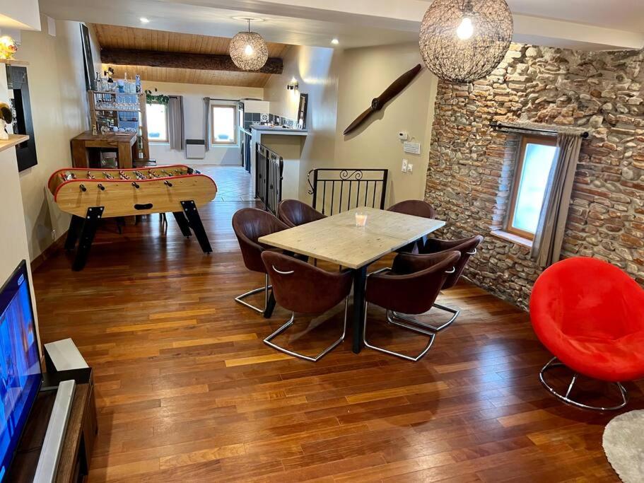 - une salle à manger avec une table et une table de ping-pong dans l'établissement Comme à la maison, à Elne