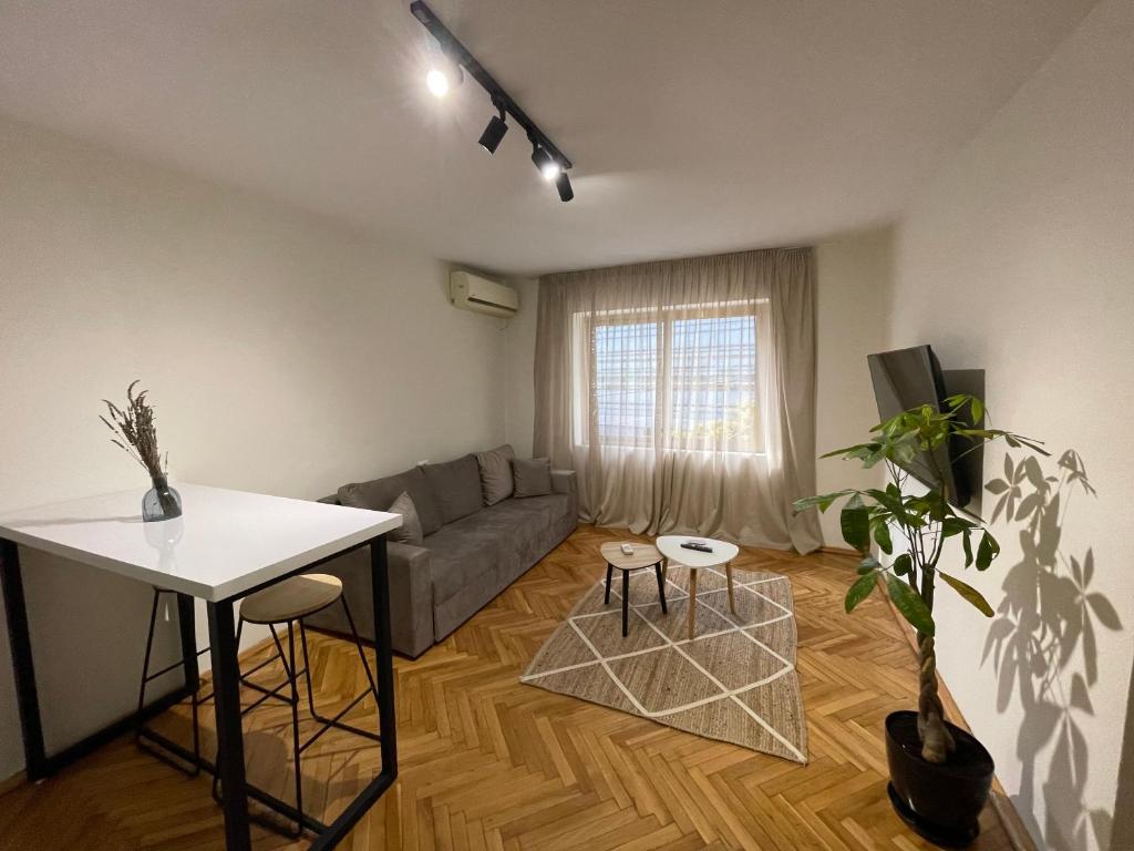 ein Wohnzimmer mit einem Sofa und einem Tisch in der Unterkunft Cozy Apartment, in the center of Tirana in Tirana