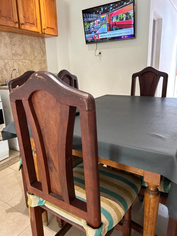 tavolo da pranzo con tavolo e sedie neri di Departamento 3 ambientes a Bella Vista