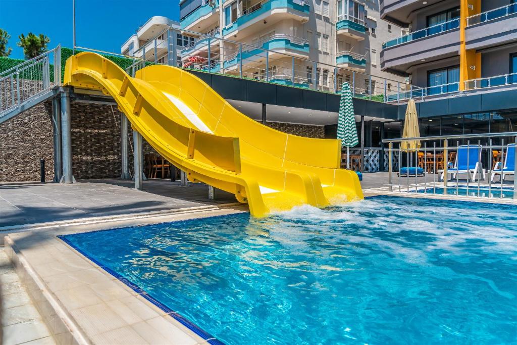 Bazén v ubytování Arsi Paradise Beach Hotel nebo v jeho okolí