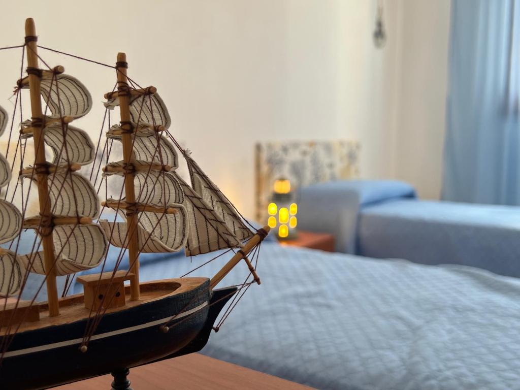 un barco modelo en una mesa en una habitación en Casa per vacanze Ludovica, en Avetrana