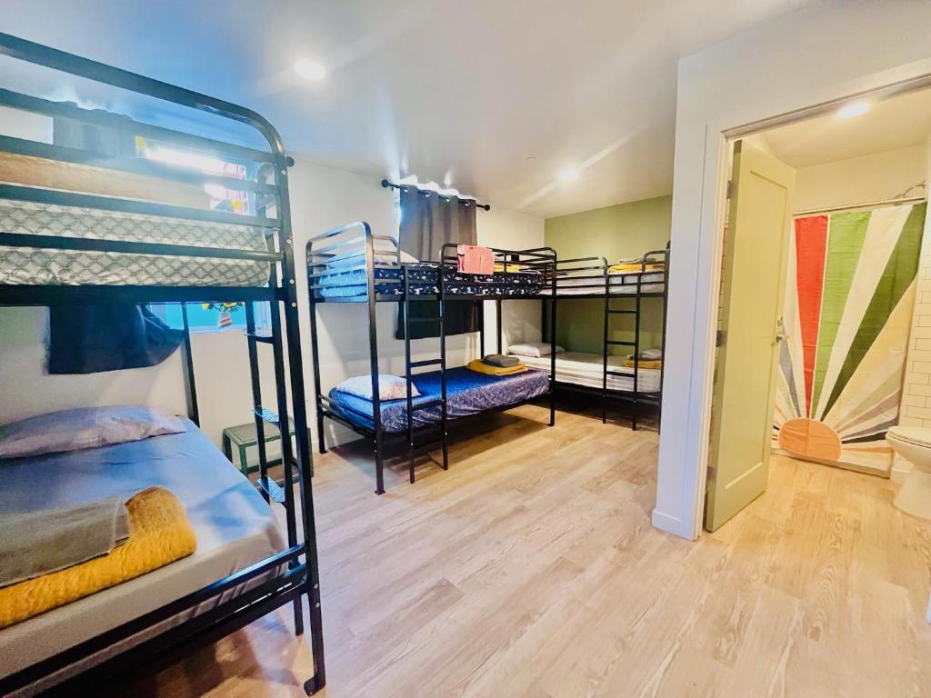 Monterey Hostel tesisinde bir ranza yatağı veya ranza yatakları