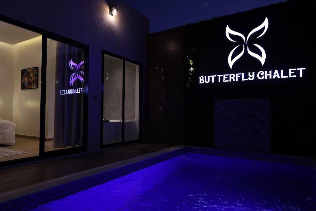 Habitación con bañera con luces moradas. en شاليه فراشة en Al Ahsa