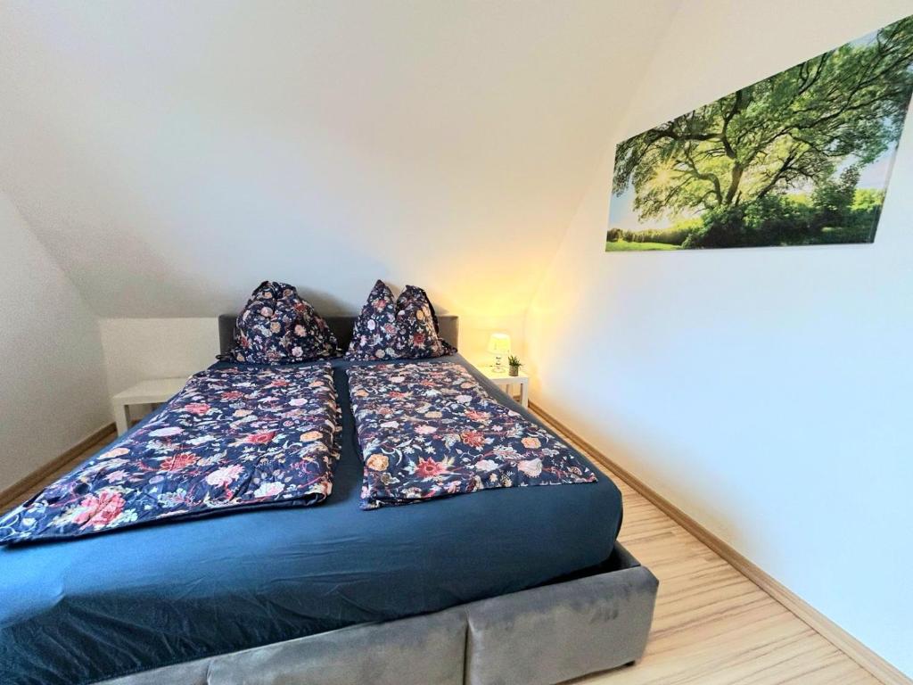 Bett mit Kissen darauf in einem Zimmer in der Unterkunft Ferienwohnung Wilhelm in Steyerberg