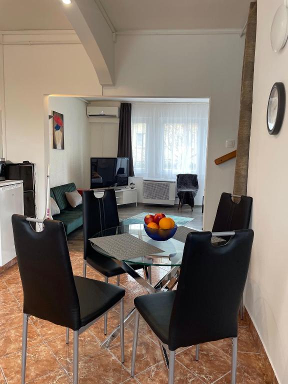 a living room with a table and chairs at Vár-Lak Apartman in Balatonfůzfő