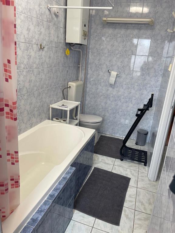 Koupelna v ubytování Vár-Lak Apartman